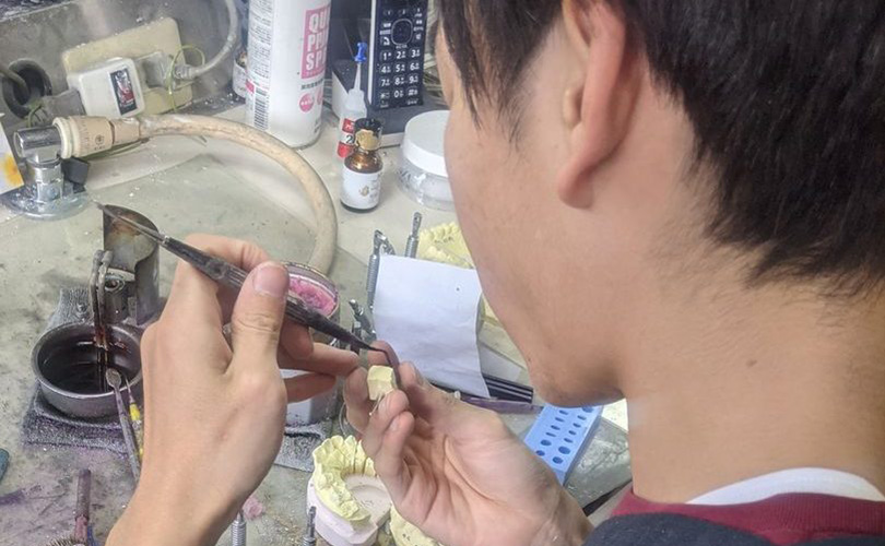 歯科技工士紹介03